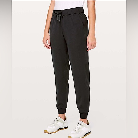 Pants - Lululemon On The Fly Jogger in Black- Size 12. GUC